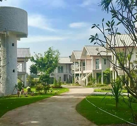 Baan Suan Geb Tawan Hotel Lopburi Bagian luar foto