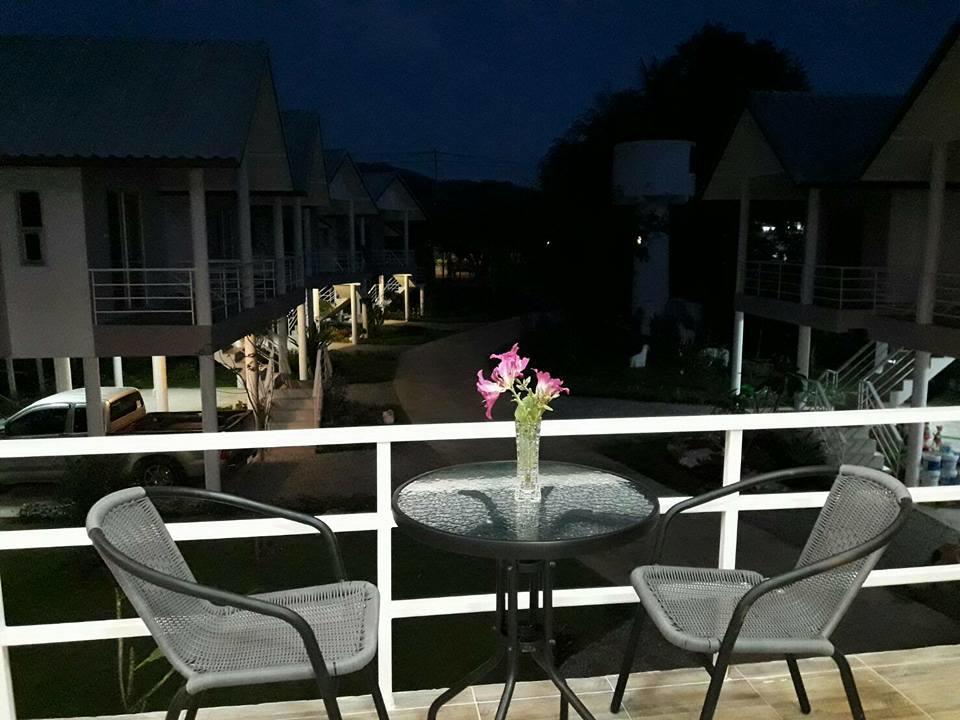 Baan Suan Geb Tawan Hotel Lopburi Bagian luar foto