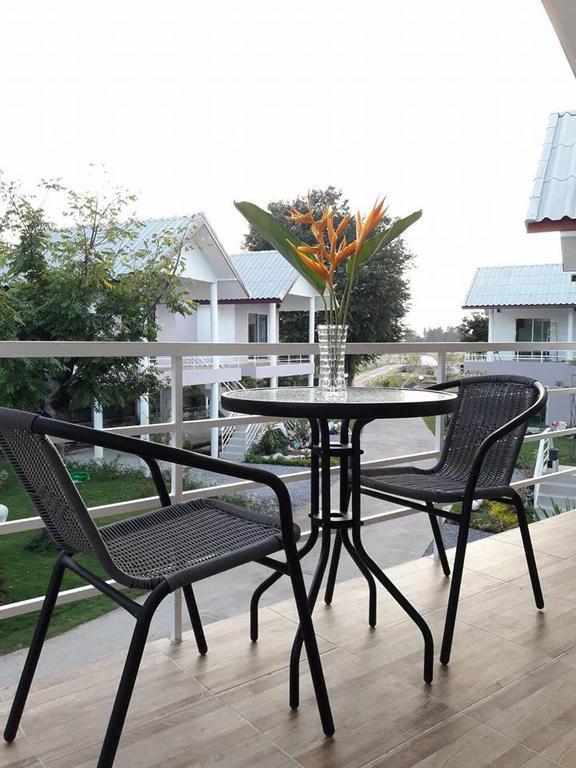 Baan Suan Geb Tawan Hotel Lopburi Bagian luar foto